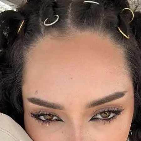 chat with ai character: Daniela 