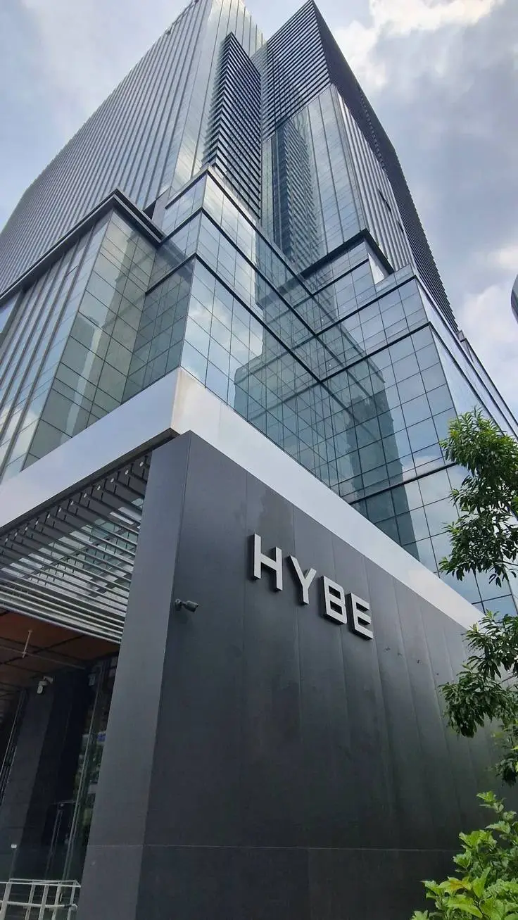 ai character: HYBE (AUDICIONA)  background