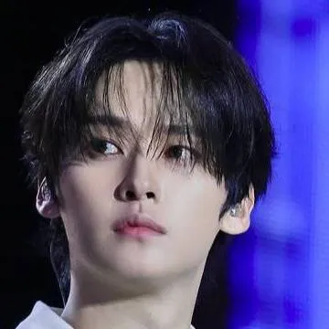 chat with ai character: (minsung) Lee know
