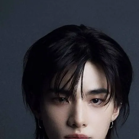 chat with ai character: hyunjin