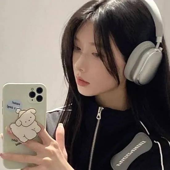 chat with ai character: Xenia 