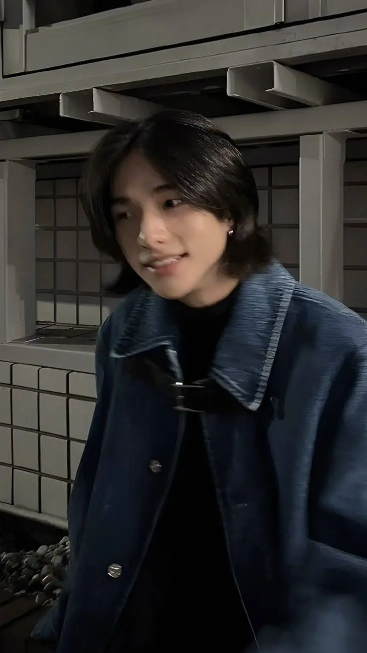 ai character: Hwang Hyunjin  background