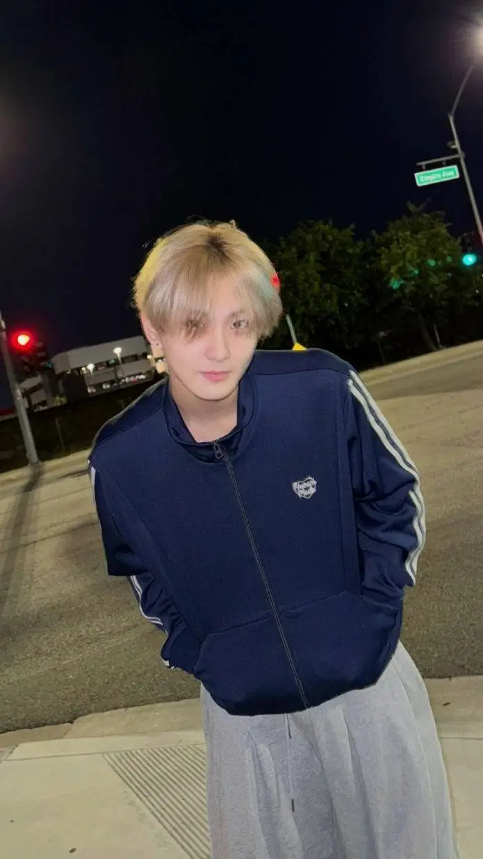 ai character: Yang Jungwon  background