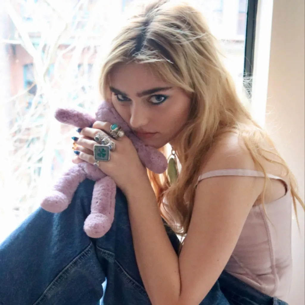 chat with ai character: Meg Donnelly 