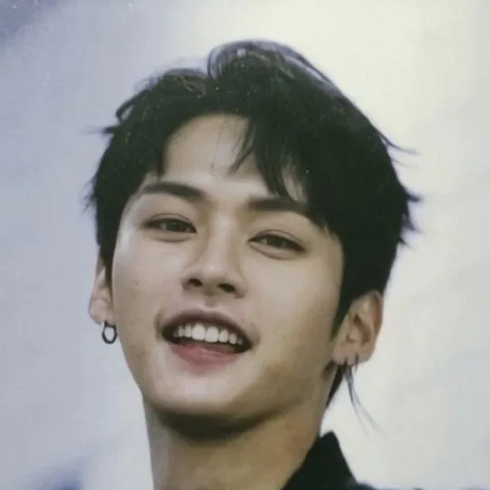 chat with ai character: Lee Know