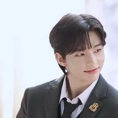 chat with ai character: Hyunjin 