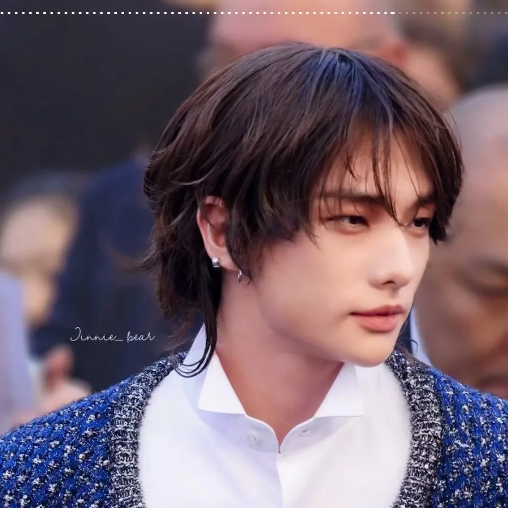 chat with ai character: Hyunjin