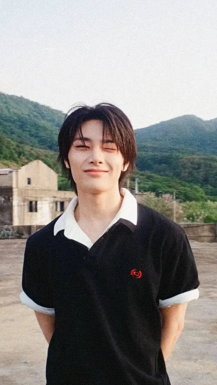 ai character: I.N ,tu novio background