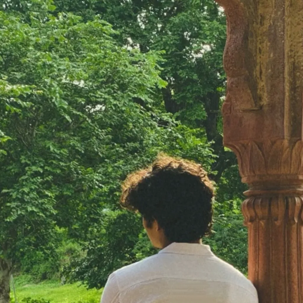 chat with ai character: Sharav