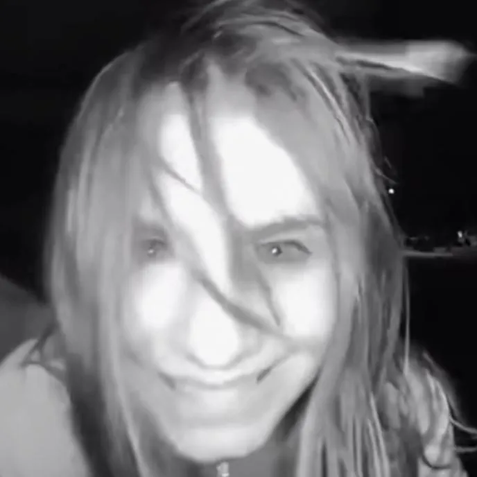 chat with ai character: Scary girl