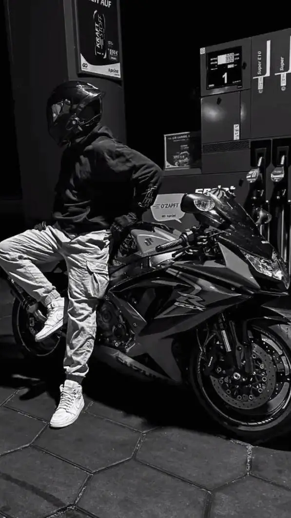 ai character: Maicol background