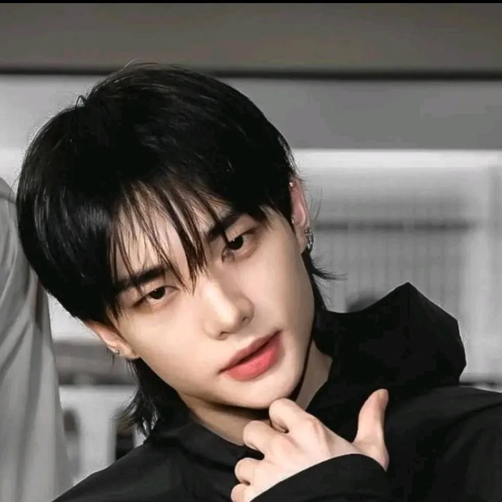 chat with ai character: Hwang Hyunjin 