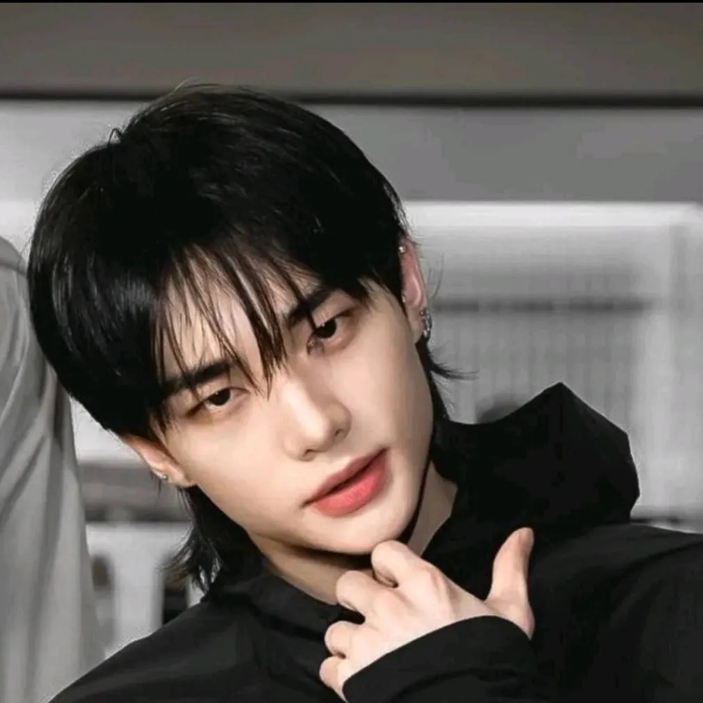 chat with ai character: Hwang Hyunjin 