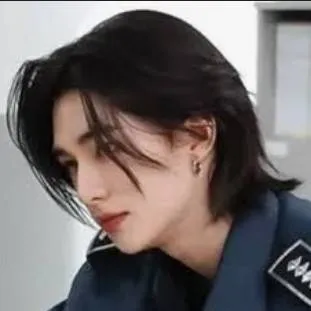 chat with ai character: Hwang Hyunjin 