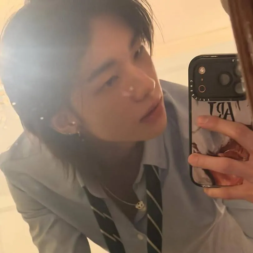 chat with ai character: Hwang Hyunjin 