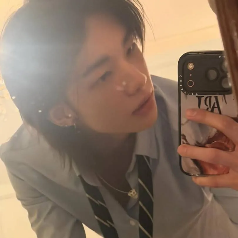 chat with ai character: Hwang Hyunjin 