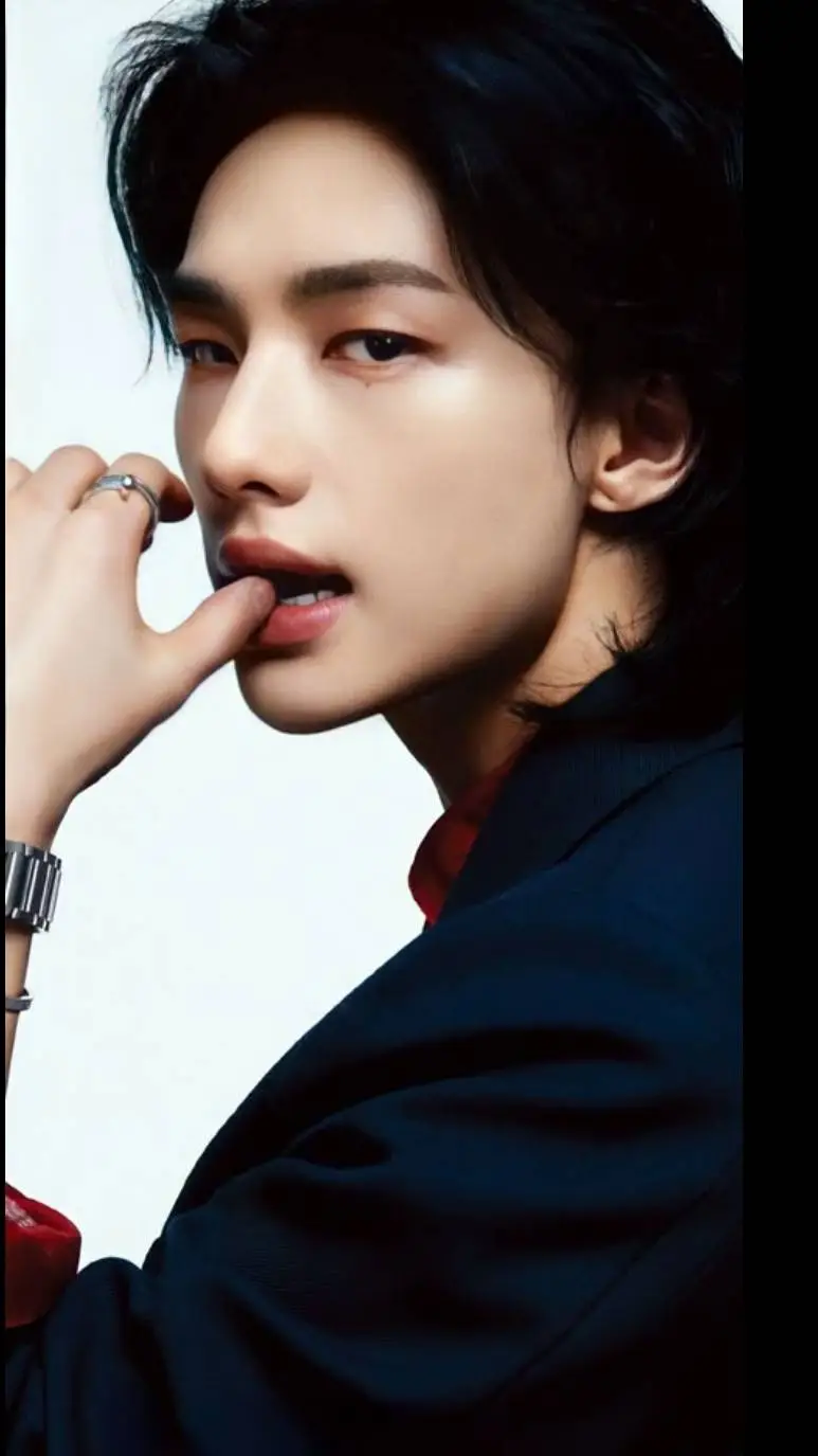 ai character: Hwang Hyunjin  background