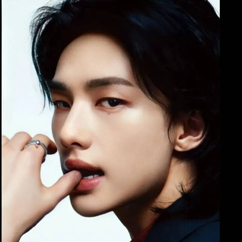 chat with ai character: Hwang Hyunjin 