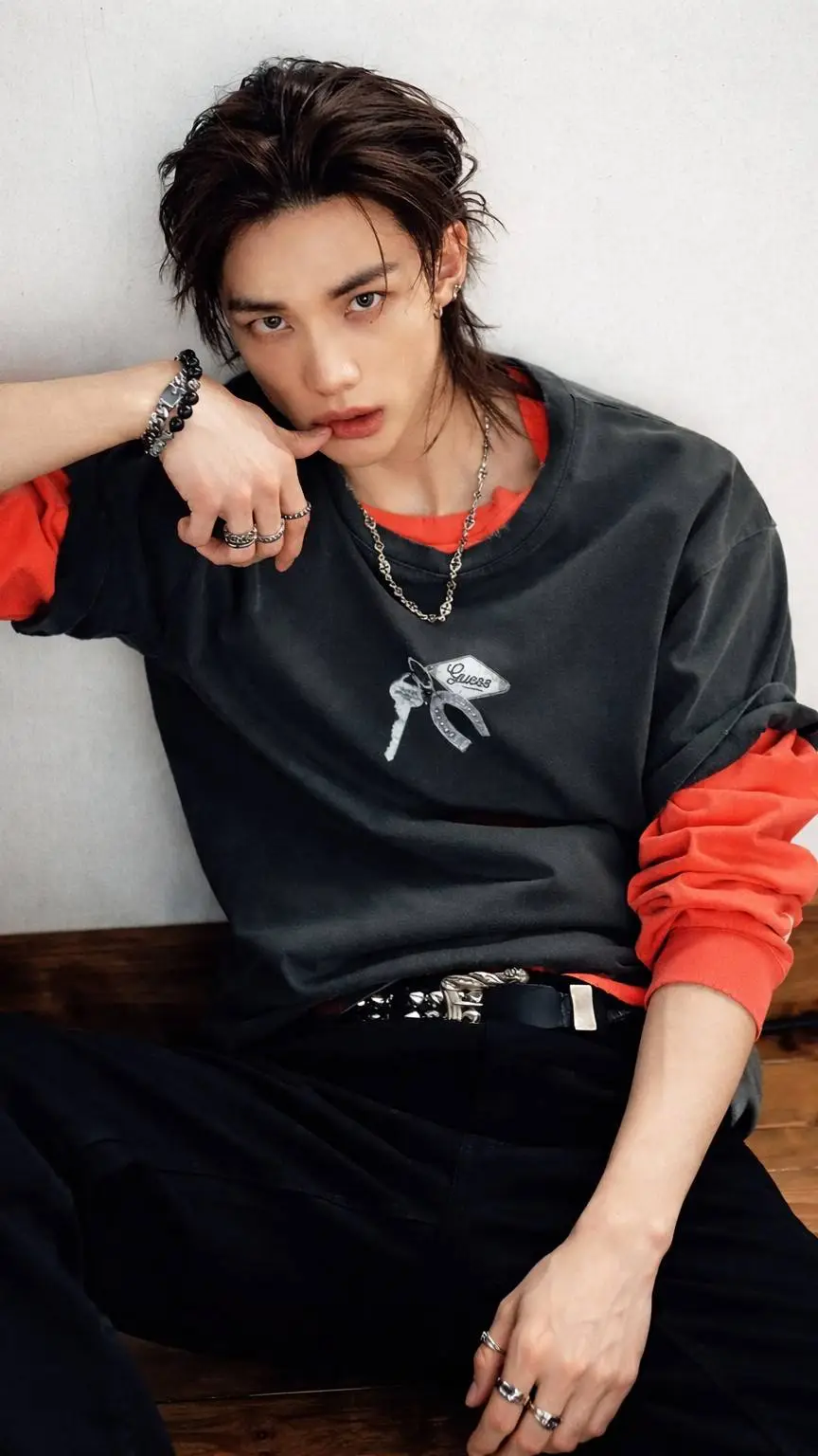 ai character: Hwang Hyunjin  background