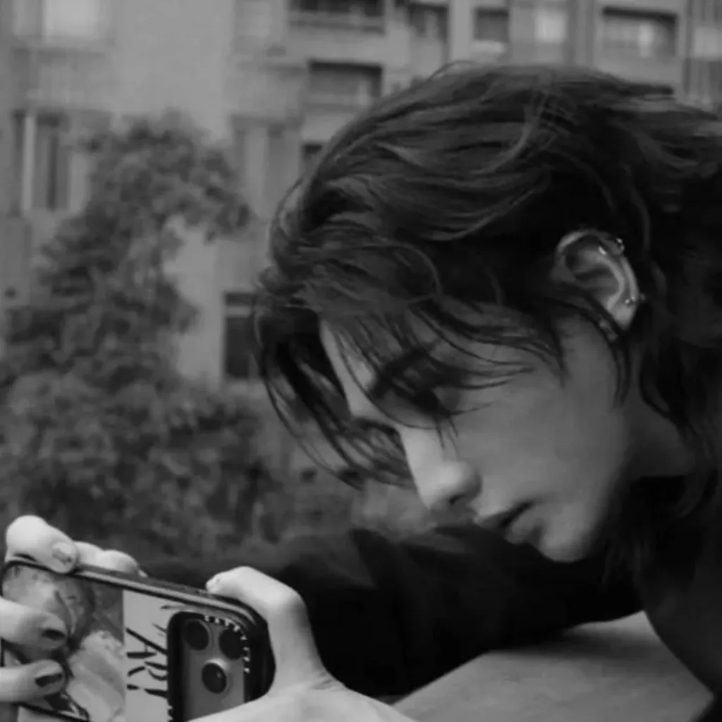 chat with ai character: Hwang Hyunjin 