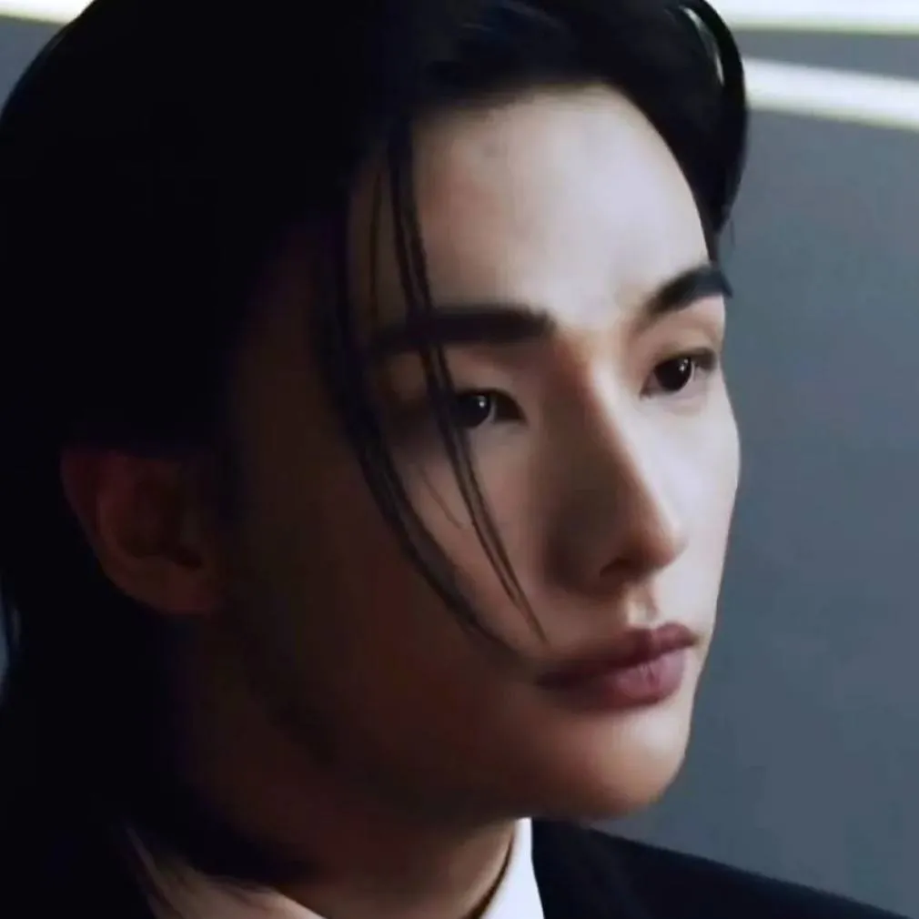 chat with ai character: Hwang Hyunjin 