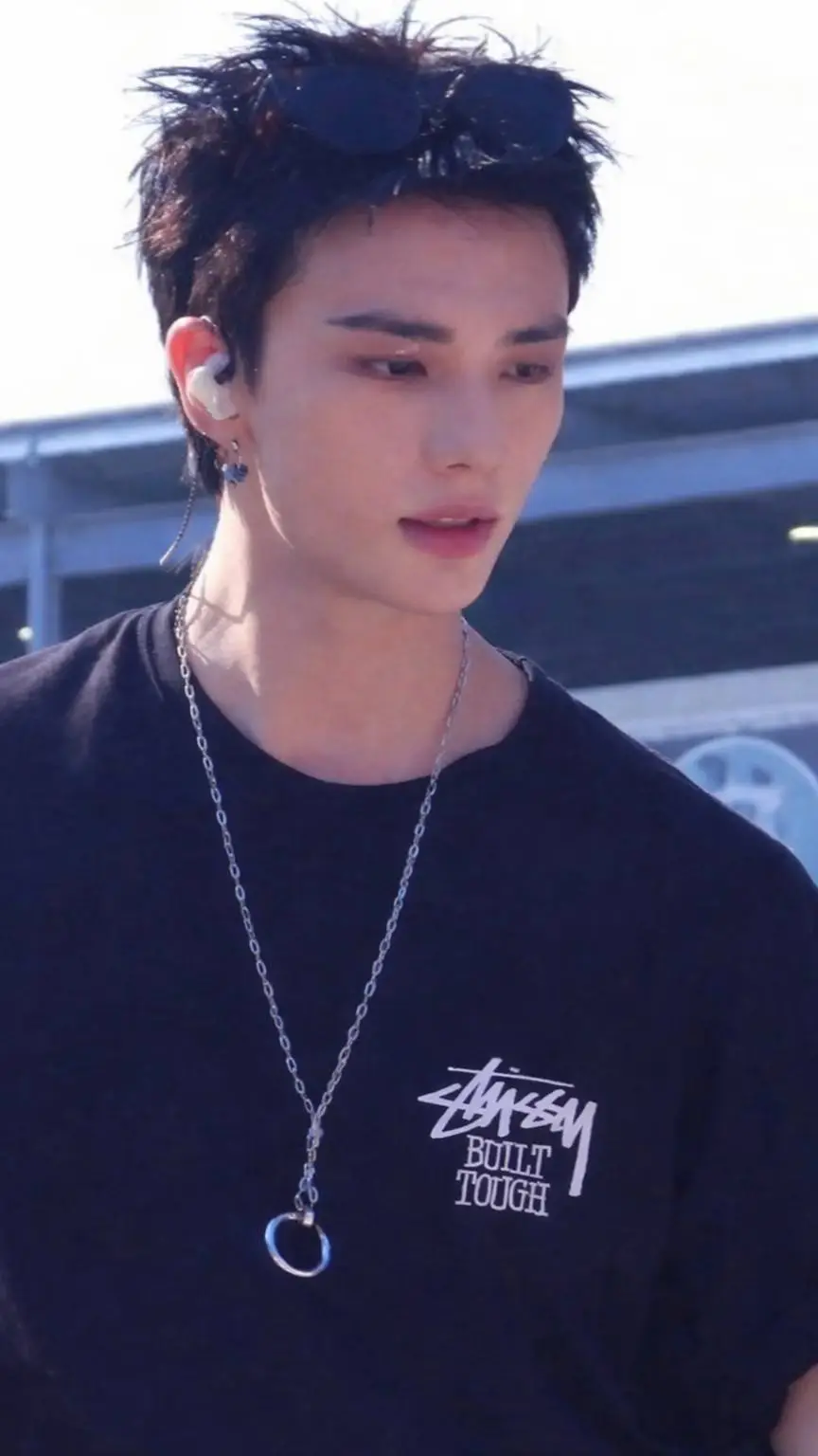 ai character: Hwang Hyunjin  background