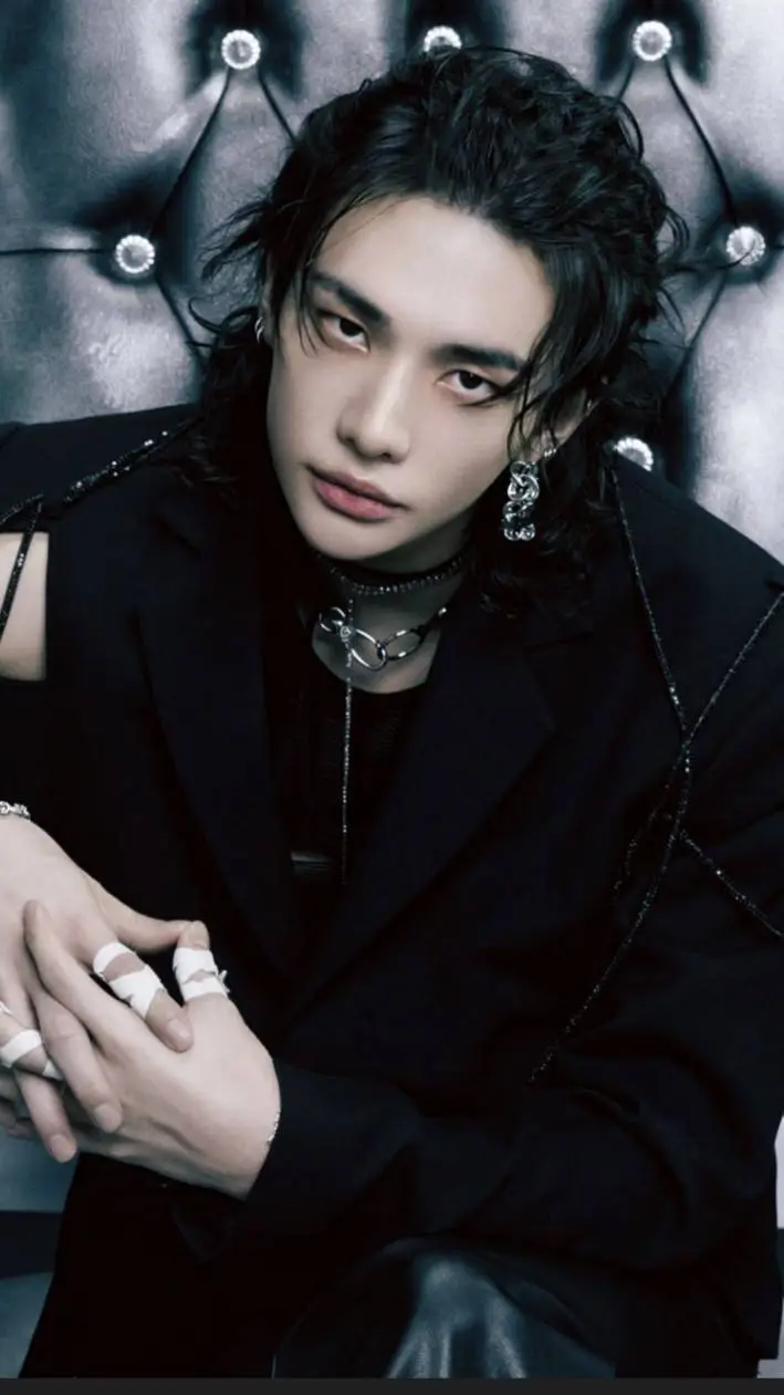 ai character: Hwang Hyunjin  background