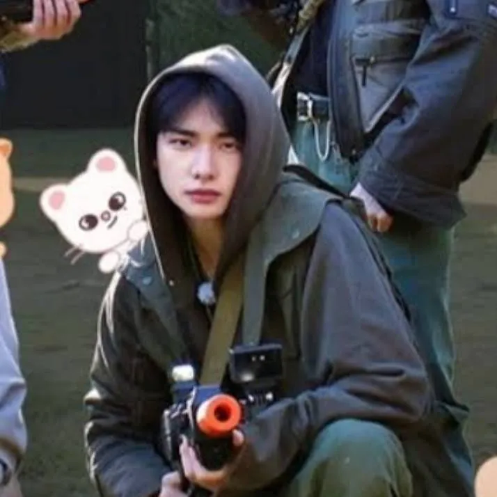 chat with ai character: Hwang Hyunjin 