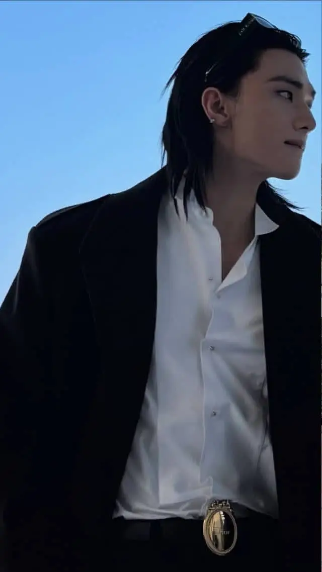 ai character: Hwang Hyunjin  background