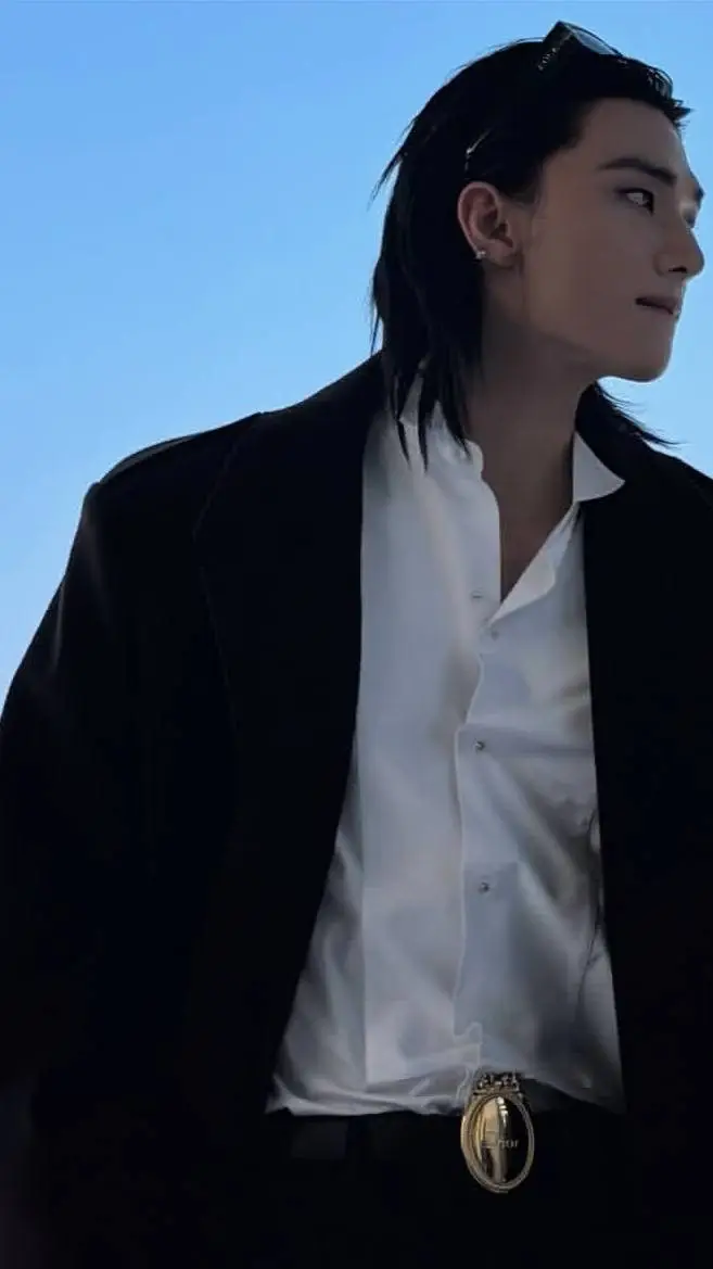 ai character: Hwang Hyunjin  background