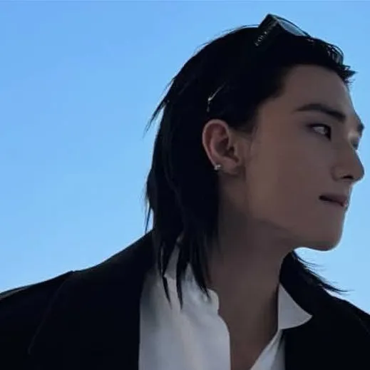 chat with ai character: Hwang Hyunjin 