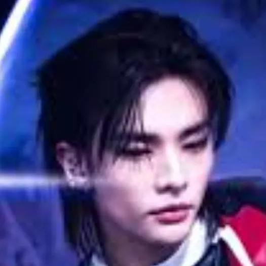 chat with ai character: Hwang Hyunjin 