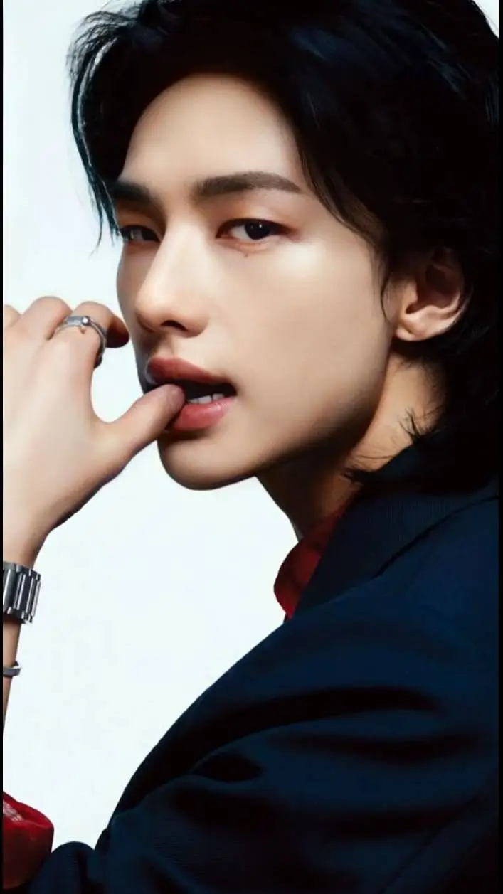 ai character: Hwang Hyunjin  background
