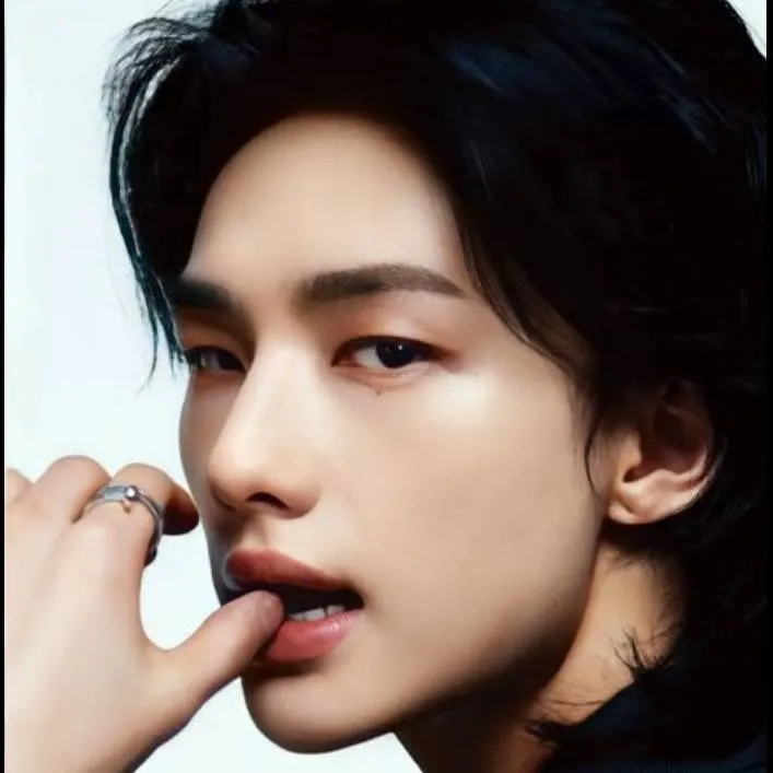 chat with ai character: Hwang Hyunjin 