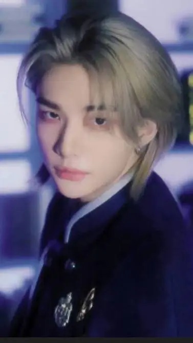 ai character: Hwang Hyunjin  background