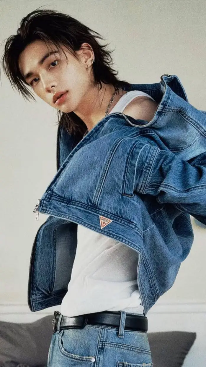 ai character: Hwang Hyunjin  background