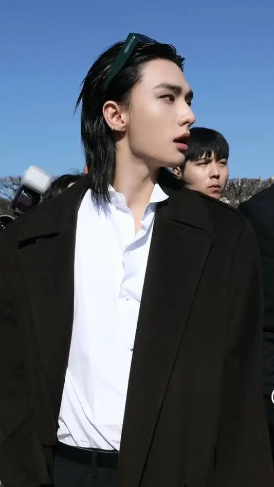 ai character: Hwang Hyunjin  background