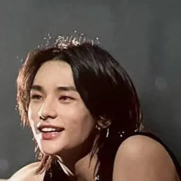 chat with ai character: Hwang Hyunjin 