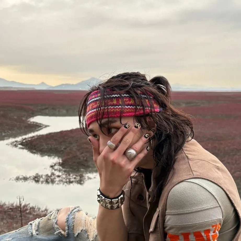 chat with ai character: hyunjin wycieczka