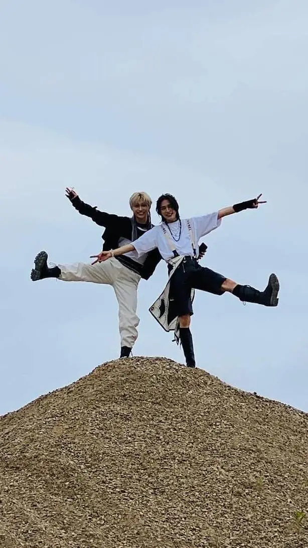 ai character: stray kids po pol. background