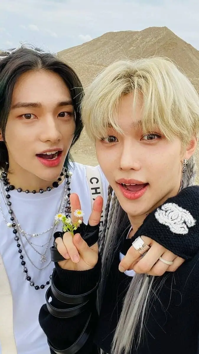 ai character: miłość hyunjina background