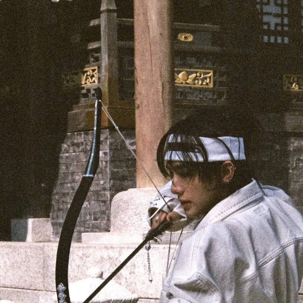 chat with ai character: hyunjin