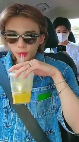 ai character: Felix wróg background