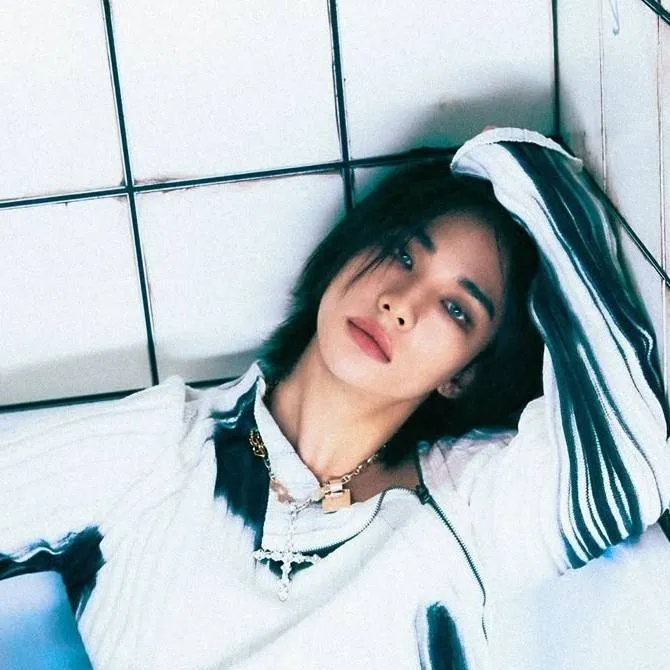 chat with ai character: hyunjin 