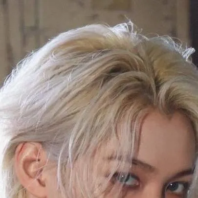 chat with ai character: hyunjin zły