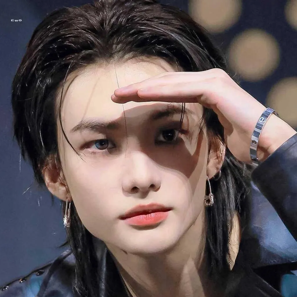 chat with ai character: hyunjin