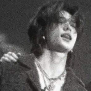 chat with ai character: hyunjin mafia boss