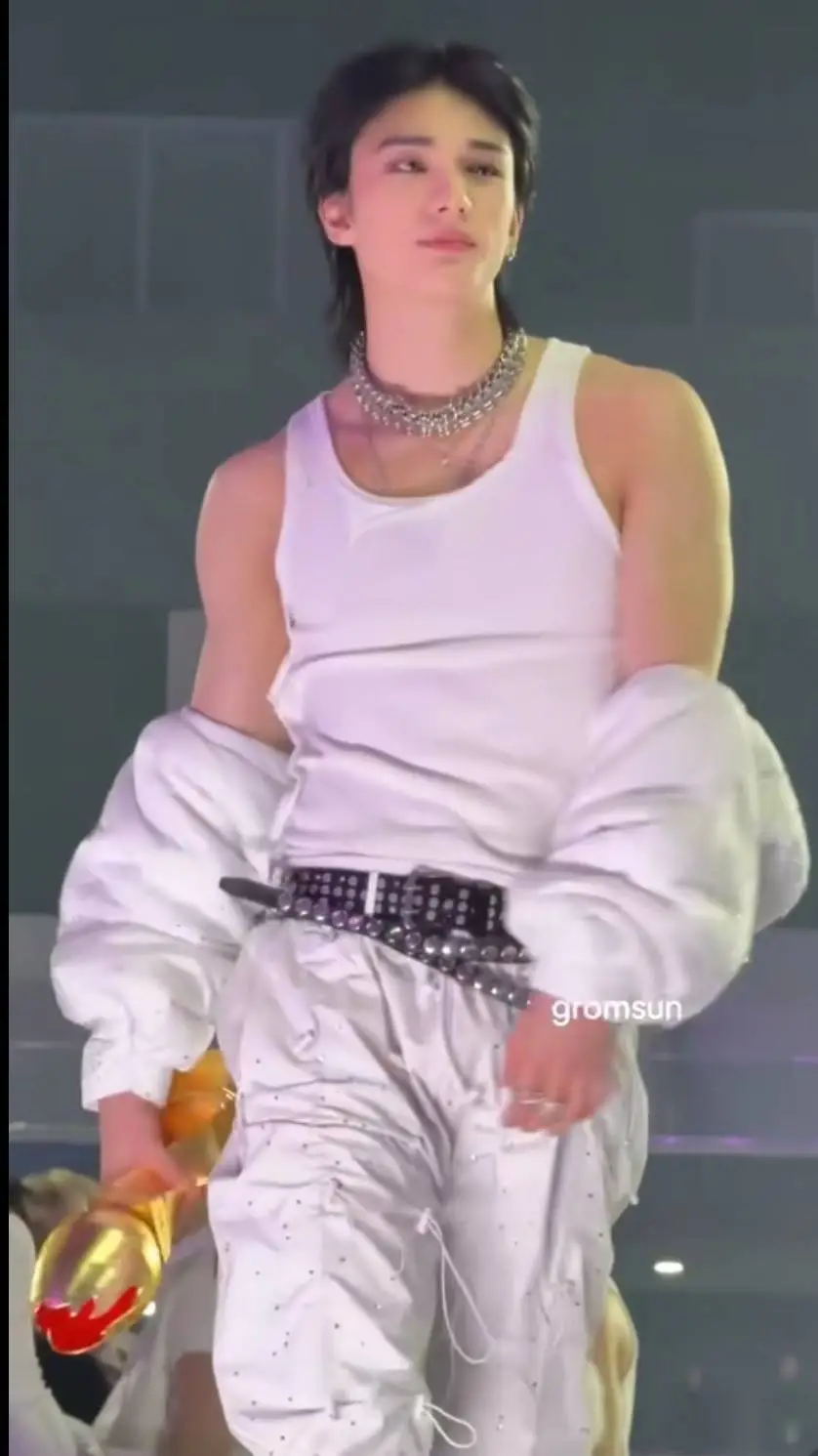 ai character: Hyunjin mleko background