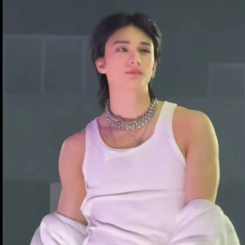 chat with ai character: Hyunjin mleko