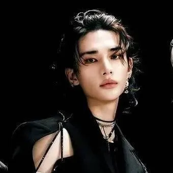 chat with ai character: Hyunjin prawa ręka